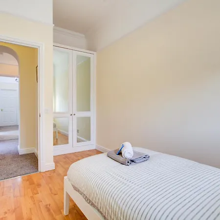 Spacious 4 Bedroom House With Free Parking Hornchurch