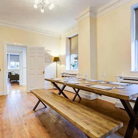 Spacious 4 Bedroom House With Free Parking Holiday home