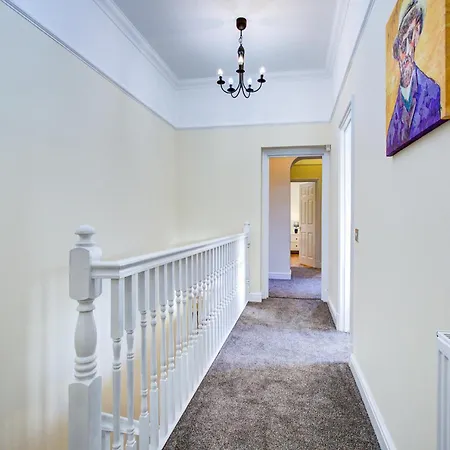 Spacious 4 Bedroom House With Free Parking Holiday home Hornchurch