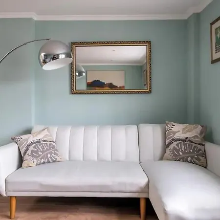 Modern Luxury Apartment, Sleeps Five, Barons Court * London