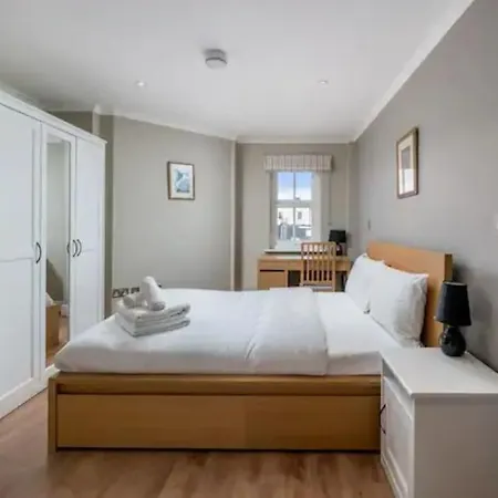 Modern Luxury Apartment, Sleeps Five, Barons Court Apartment *