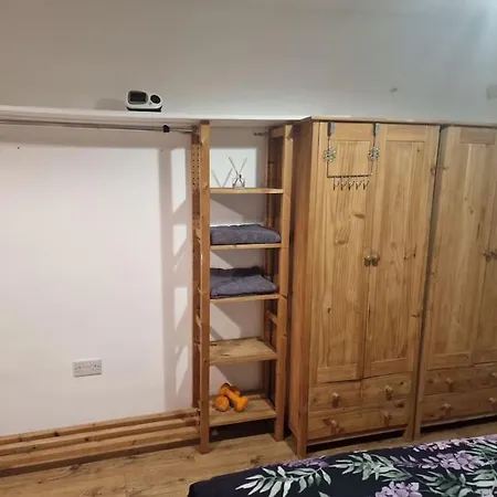 Comfortable In Wembley Apartment *