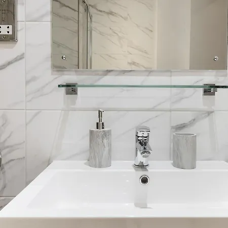 Farringdon Penthouse Spacious 3 Bedroom 2 Bath Apartment