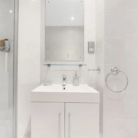 Farringdon Penthouse Spacious 3 Bedroom 2 Bath Apartment *