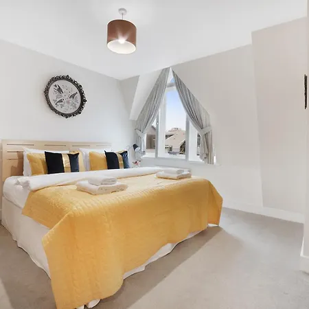 Farringdon Penthouse Spacious 3 Bedroom 2 Bath Apartment