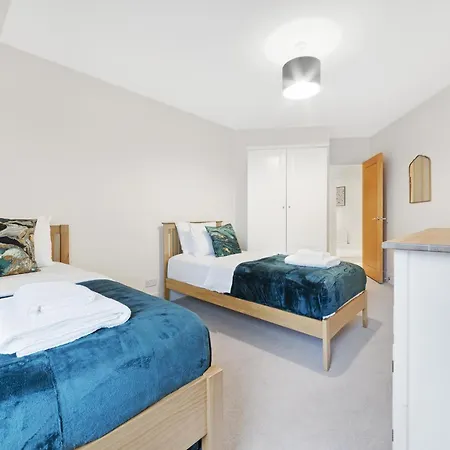 Farringdon Penthouse Spacious 3 Bedroom 2 Bath Apartment *