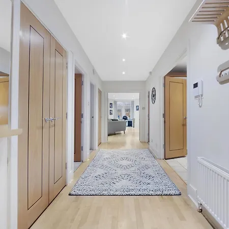 Farringdon Penthouse Spacious 3 Bedroom 2 Bath *