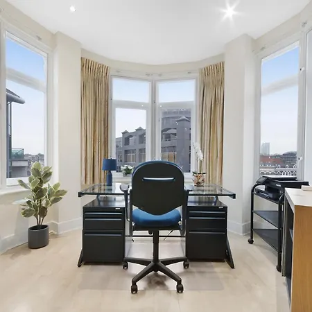 Farringdon Penthouse Spacious 3 Bedroom 2 Bath Apartment