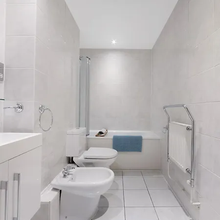 Farringdon Penthouse Spacious 3 Bedroom 2 Bath Apartment