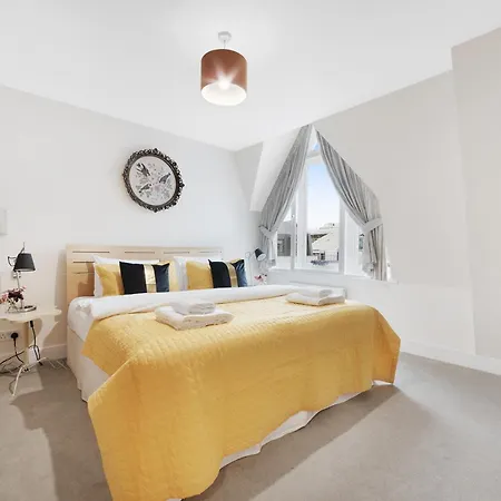 Farringdon Penthouse Spacious 3 Bedroom 2 Bath Apartment *