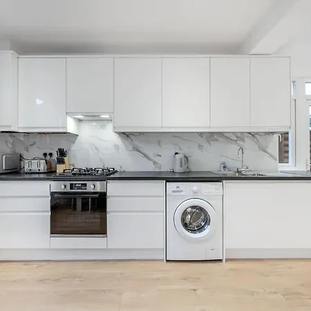 Holiday home Brand New Cricklewood Zone 2 Modern *
