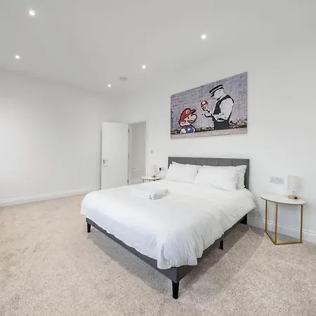 Brand New Cricklewood Zone 2 Modern Holiday home *