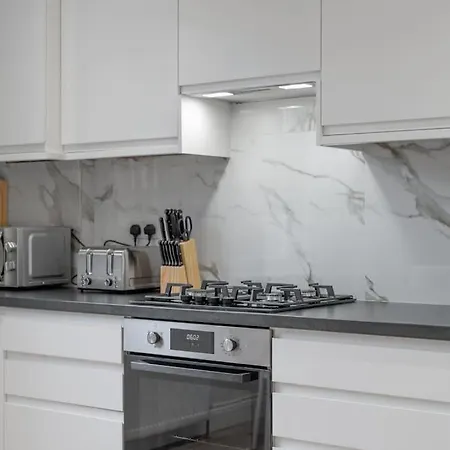 Brand New Cricklewood Zone 2 Modern Holiday home *