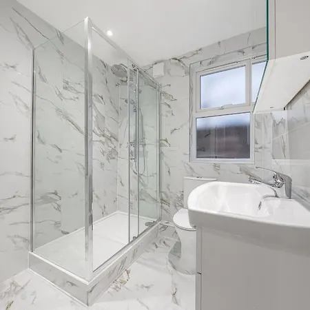 Brand New Cricklewood Zone 2 Modern London