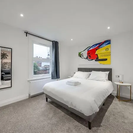 Brand New Cricklewood Zone 2 Modern Holiday home *