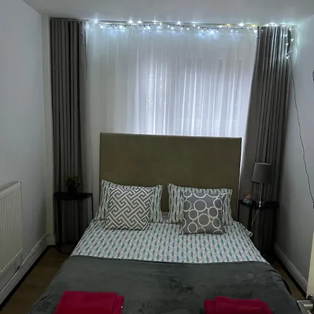 Spacious For Rent 10 Min From Tower Bridge Guest house