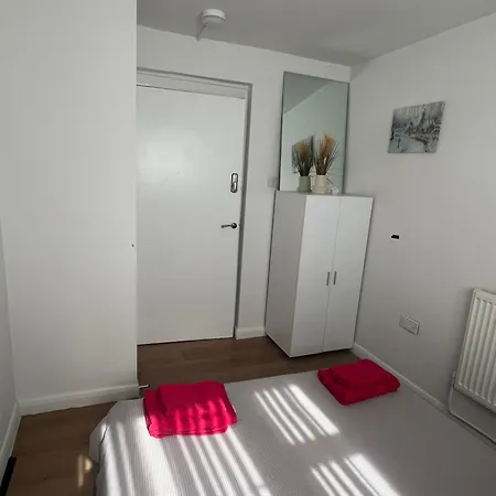 Guest house Spacious For Rent 10 Min From Tower Bridge