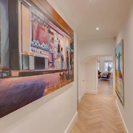The Gallery - Kensington Apartment *