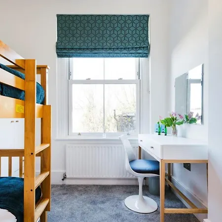 Bright And Modern Earls Court Gem