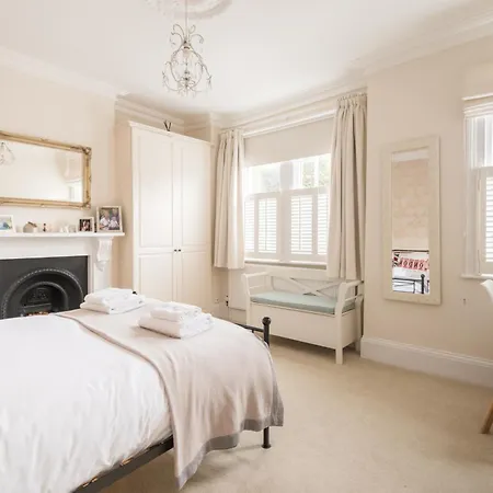 Family In Battersea By Underthedoormat Holiday home *