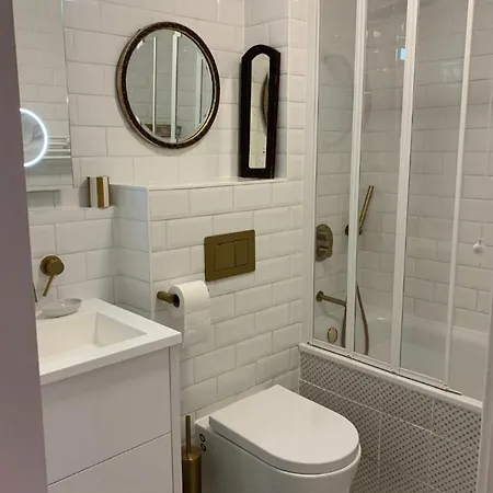 East Two Bedroom With Private Patio - Entire Apartment London