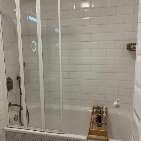 Apartment East Two Bedroom With Private Patio - Entire London