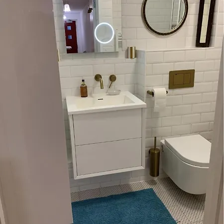 East Two Bedroom With Private Patio - Entire Apartment London