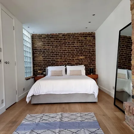 Hyde Park Mews *