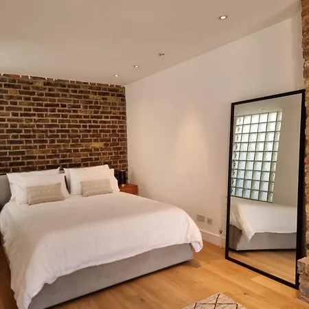 Hyde Park Mews * London