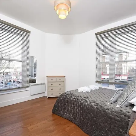 Apartment Fully Furnished 2 Bedroom Canning Town Close To 02 Arena, Canary Wharf With Free Parking *