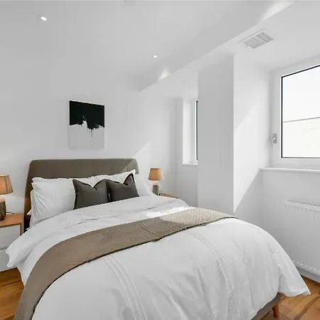 Fully Furnished 2 Bedroom Canning Town Close To 02 Arena, Canary Wharf With Free Parking Apartment