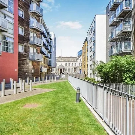 Charming 1bdr Serviced Condo! 4 Guests Pool N Free Parking Apartment *