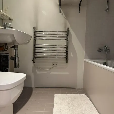 Charming 1bdr Serviced Condo! 4 Guests Pool N Free Parking Apartment