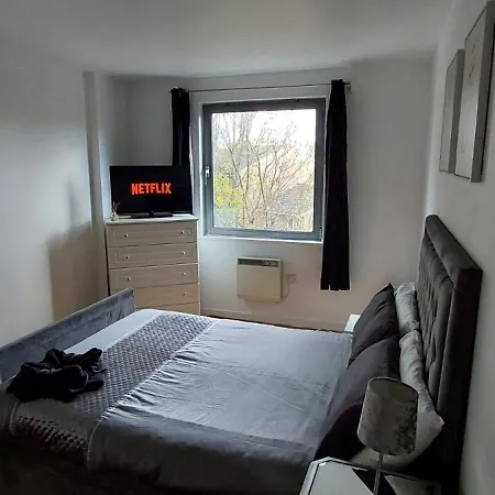 Charming 1bdr Serviced Condo! 4 Guests Pool N Free Parking * London