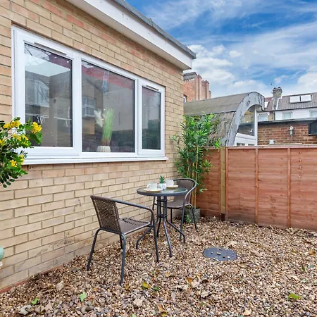 Apartment Large & Stylish 2-Bed Flat-Zone 2, Near Central London-Garden & Parking-Long Stay Deals! 5 Seperate Beds, Sleeps 6! Instant Book! *