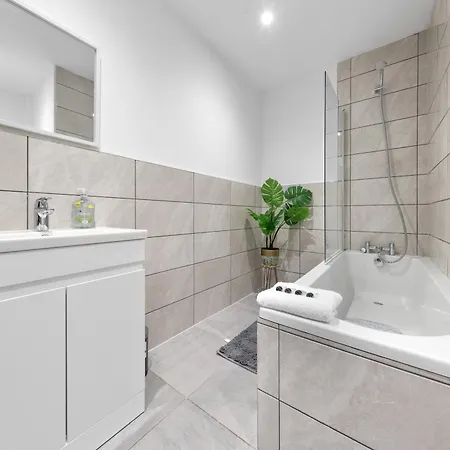 Large & Stylish 2-Bed Flat-Zone 2, Near Central London-Garden & Parking-Long Stay Deals! 5 Seperate Beds, Sleeps 6! Instant Book! Apartment