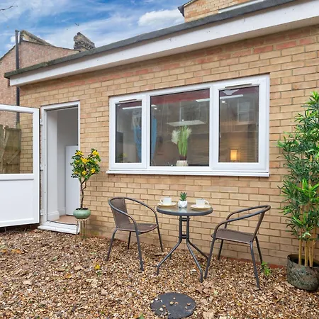 Large & Stylish 2-Bed Flat-Zone 2, Near Central London-Garden & Parking-Long Stay Deals! 5 Seperate Beds, Sleeps 6! Instant Book! Apartment London