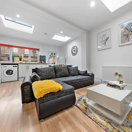 Apartment Large & Stylish 2-Bed Flat-Zone 2, Near Central London-Garden & Parking-Long Stay Deals! 5 Seperate Beds, Sleeps 6! Instant Book! London