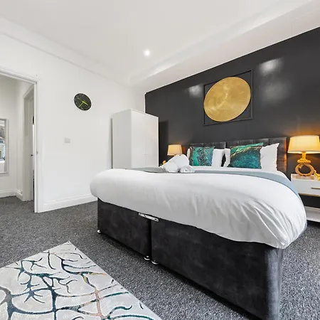 Large & Stylish 2-Bed Flat-Zone 2, Near Central London-Garden & Parking-Long Stay Deals! 5 Seperate Beds, Sleeps 6! Instant Book! * London