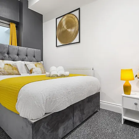 Large & Stylish 2-Bed Flat-Zone 2, Near Central London-Garden & Parking-Long Stay Deals! 5 Seperate Beds, Sleeps 6! Instant Book! Apartment