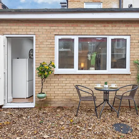 Large & Stylish 2-Bed Flat-Zone 2, Near Central London-Garden & Parking-Long Stay Deals! 5 Seperate Beds, Sleeps 6! Instant Book! Apartment London
