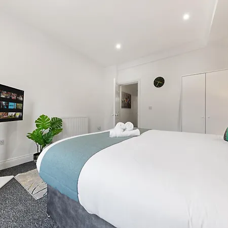 Apartment Large & Stylish 2-Bed Flat-Zone 2, Near Central London-Garden & Parking-Long Stay Deals! 5 Seperate Beds, Sleeps 6! Instant Book! London