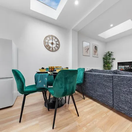 Large & Stylish 2-Bed Flat-Zone 2, Near Central London-Garden & Parking-Long Stay Deals! 5 Seperate Beds, Sleeps 6! Instant Book! London