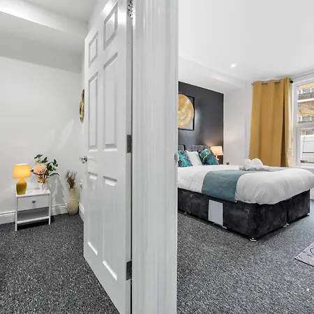 Large & Stylish 2-Bed Flat-Zone 2, Near Central London-Garden & Parking-Long Stay Deals! 5 Seperate Beds, Sleeps 6! Instant Book! * London