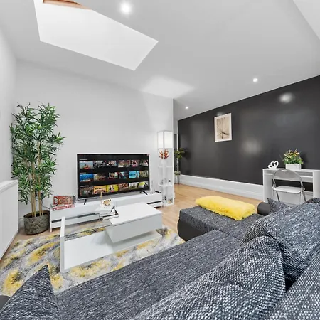 Apartment Large & Stylish 2-Bed Flat-Zone 2, Near Central London-Garden & Parking-Long Stay Deals! 5 Seperate Beds, Sleeps 6! Instant Book!