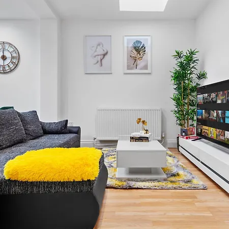 Large & Stylish 2-Bed Flat-Zone 2, Near Central London-Garden & Parking-Long Stay Deals! 5 Seperate Beds, Sleeps 6! Instant Book! Apartment *