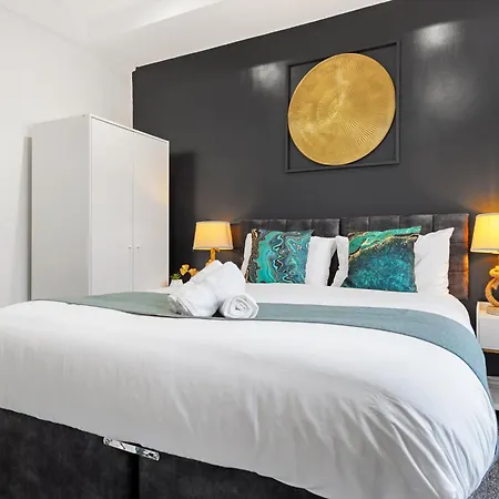 Apartment Large & Stylish 2-Bed Flat-Zone 2, Near Central London-Garden & Parking-Long Stay Deals! 5 Seperate Beds, Sleeps 6! Instant Book! *