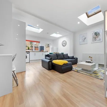 Large & Stylish 2-Bed Flat-Zone 2, Near Central London-Garden & Parking-Long Stay Deals! 5 Seperate Beds, Sleeps 6! Instant Book! Apartment London