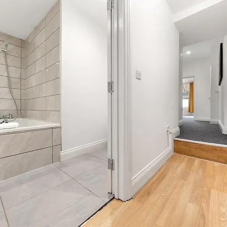 Apartment Large & Stylish 2-Bed Flat-Zone 2, Near Central London-Garden & Parking-Long Stay Deals! 5 Seperate Beds, Sleeps 6! Instant Book! London
