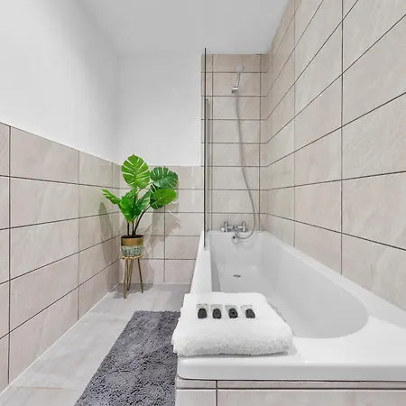 Large & Stylish 2-Bed Flat-Zone 2, Near Central London-Garden & Parking-Long Stay Deals! 5 Seperate Beds, Sleeps 6! Instant Book! *